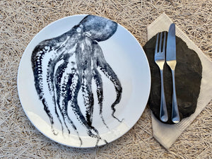 großer Teller mit schwarzem Oktopus