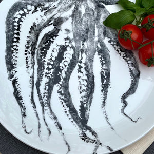 großer Teller mit schwarzem Oktopus